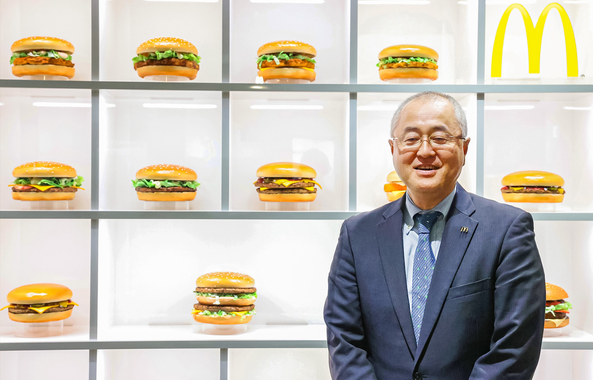 新聞の一面と新聞デジタルTOPビューで「〇〇の日」青いマックの日（マックハッピーデー）