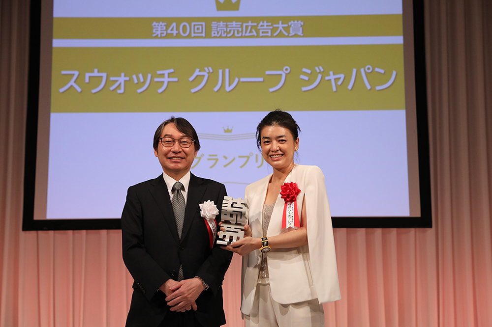 右:スウォッチ グループ ジャパン　ハイディ・シュ代表取締役社長　左:読売新聞東京本社 村岡彰敏社長