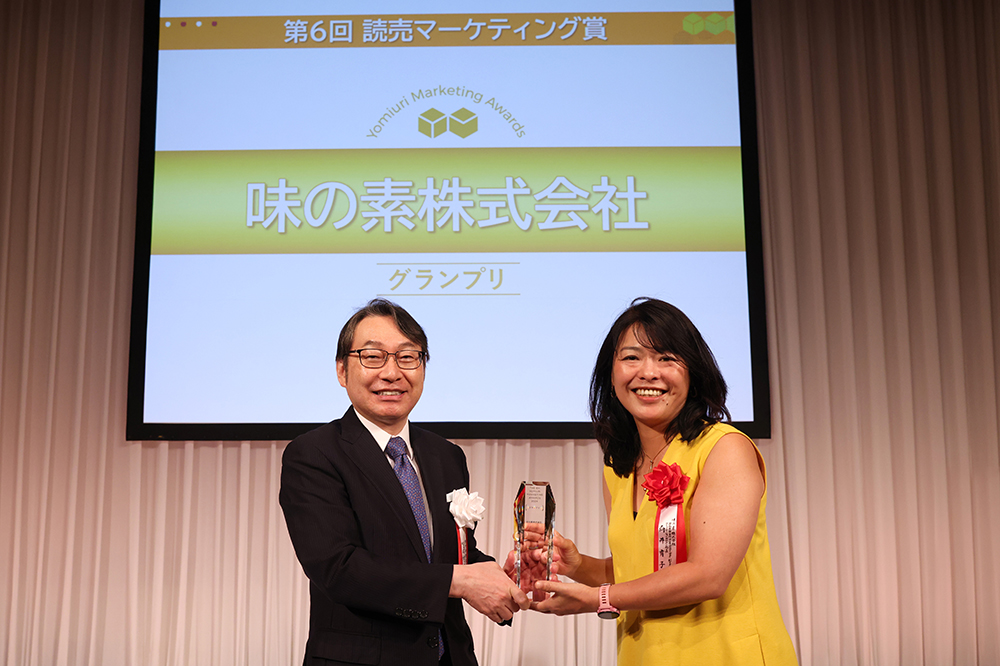 右:味の素 向井 育子 食品事業本部マーケティングデザインセンター副センタ―長コミュニケーションデザイン部長 左:村岡社長