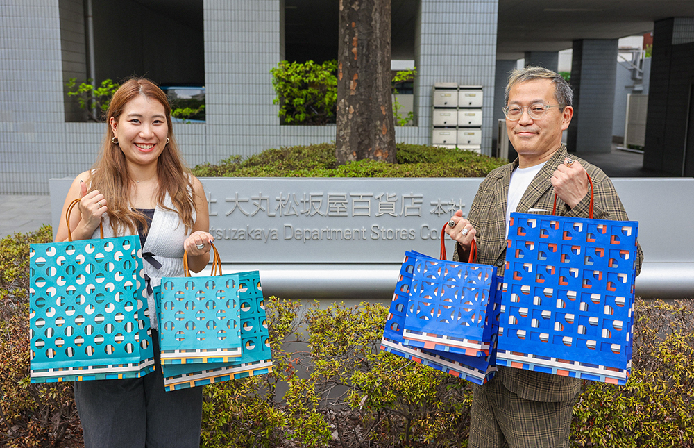 右)株式会社大丸松坂屋百貨店 ブランディング戦略室長 兼 営業本部営業企画部部長VMD担当 寺井 孝夫 氏<br>左)株式会社大丸松坂屋百貨店 ブランディング戦略室 百田 光里 氏