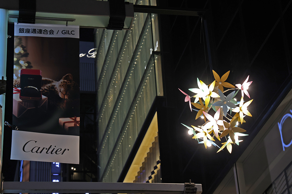 街路灯と街路樹イルミネーション、フラッグが設置