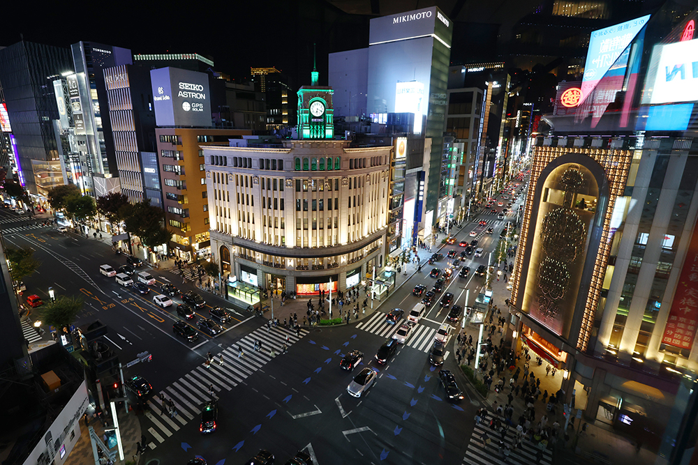 銀座通りと晴海通りの街路灯イルミネーション